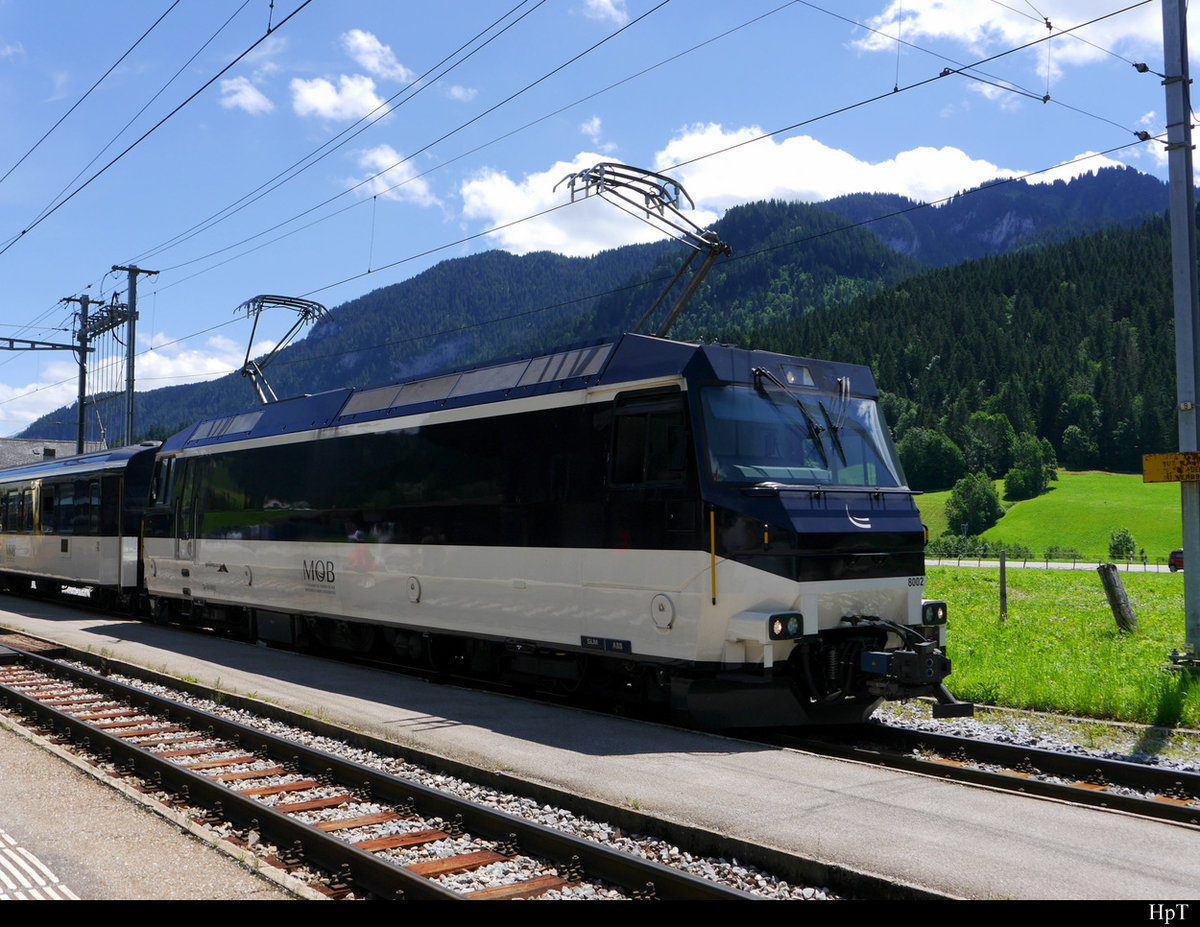 Goldenpass MOB - Lok Ge 4/4  8002 mit Zug im Bahnhof von Rougemont am 04.07.2020