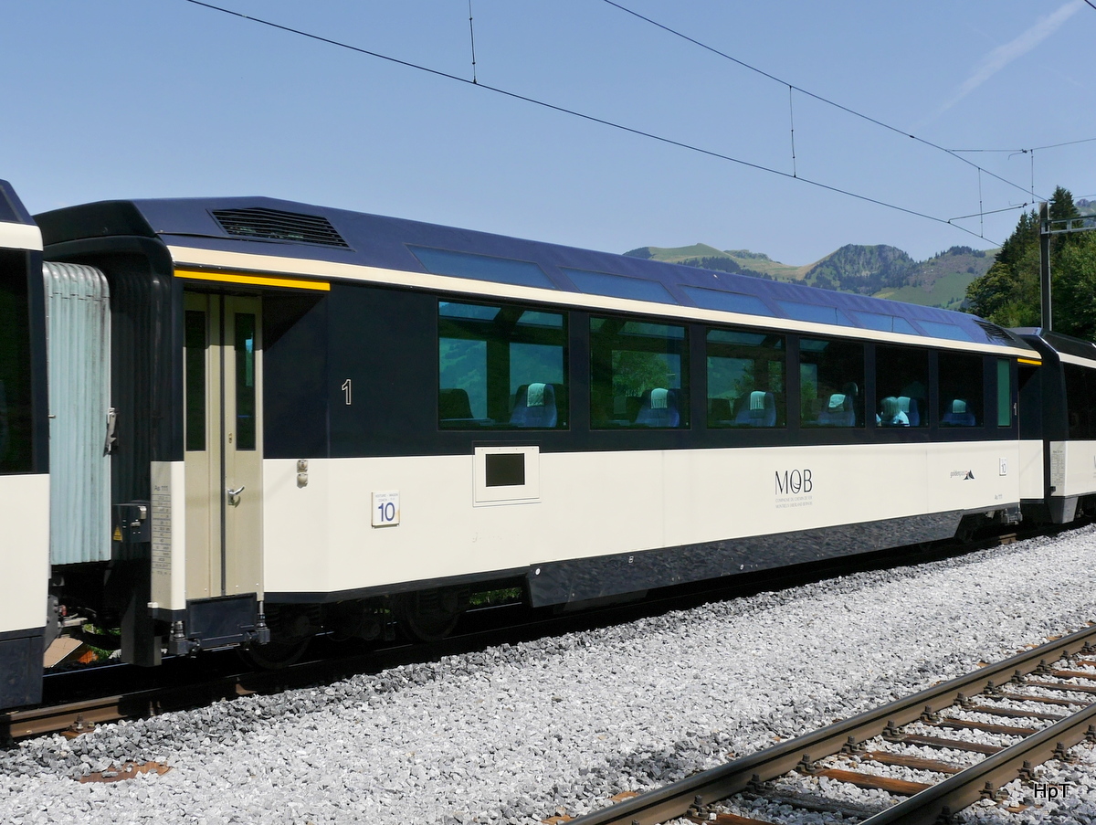 Goldenpass MOB - Personenwagen 1 Kl. As 111 in den Neuen Farben der MOB in der Haltestelle Oeschseite am 26.08.2017
