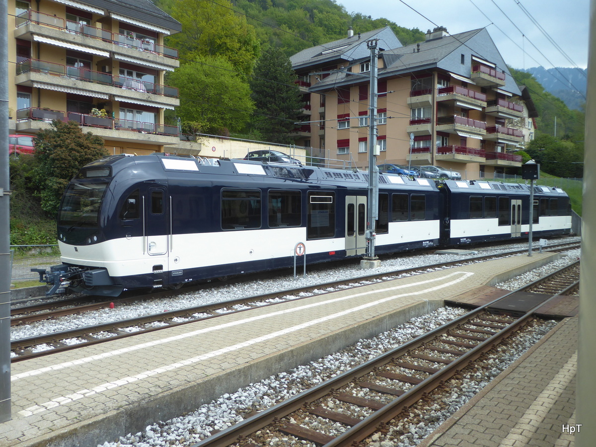 Goldenpass MOB - Schnappschuss der Triebwagen ABe 4/4 9303 und Be 4/4  9203 in Chernex am 03.05.2016