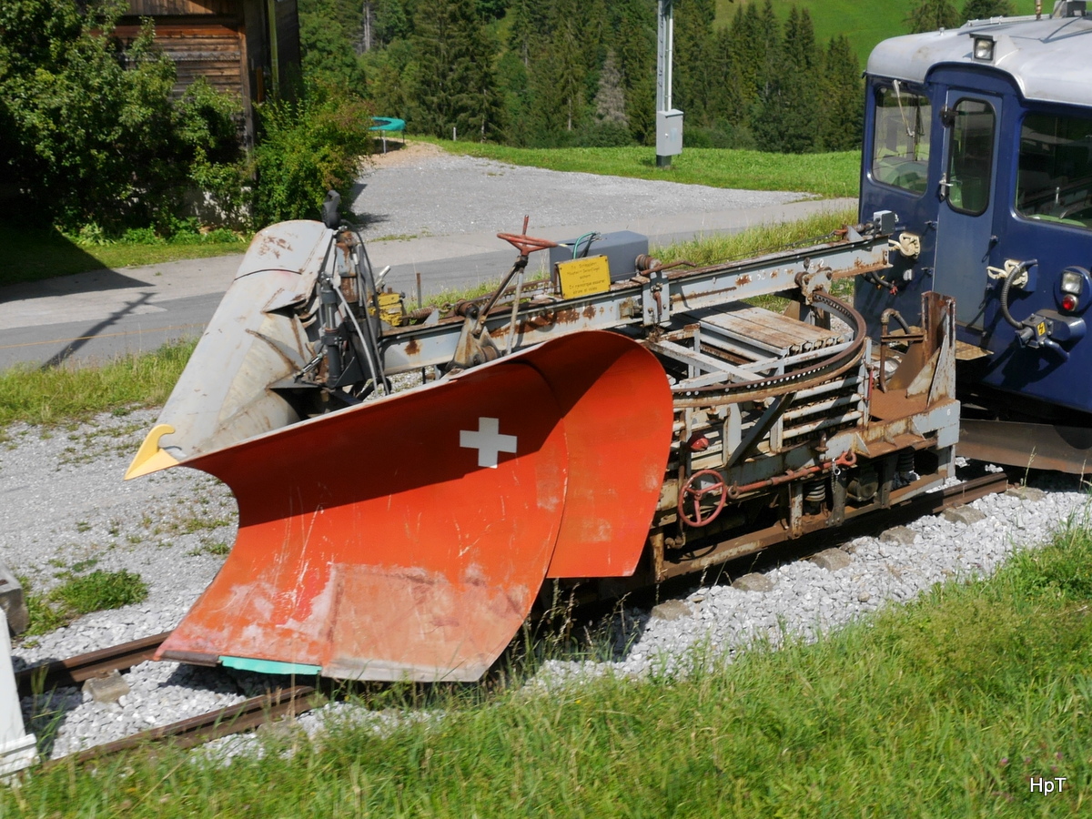 Goldenpass MOB - Schneepflug X  11 abgestellt in der Haltestelle Oeschseite am 26.08.2017 .. Foto wurde aus einem Extrazug heraus Gemacht .. 