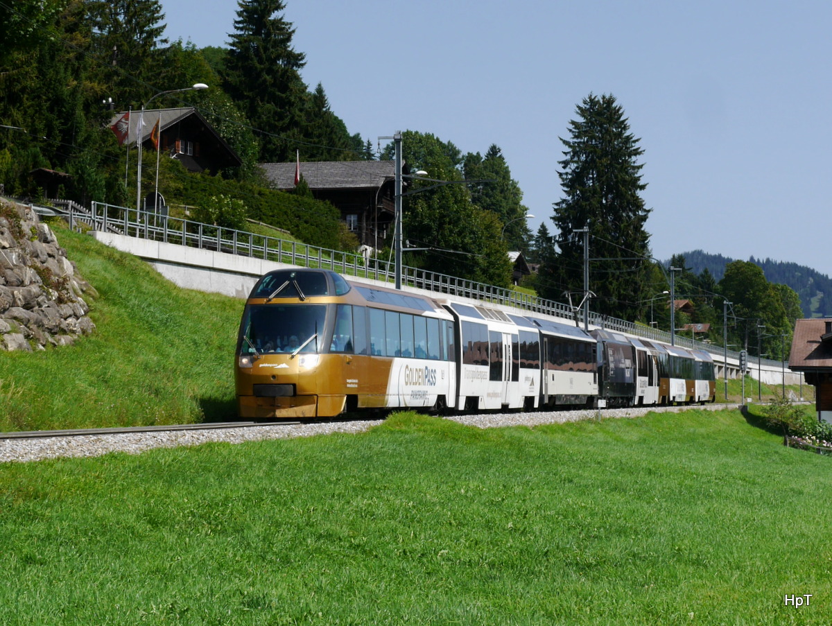 Goldenpass MOB - Schnellzug nach Montreux unterwegs bei Schönried an der Spitze der Steuerwagen Ast 152 am 26.08.2017