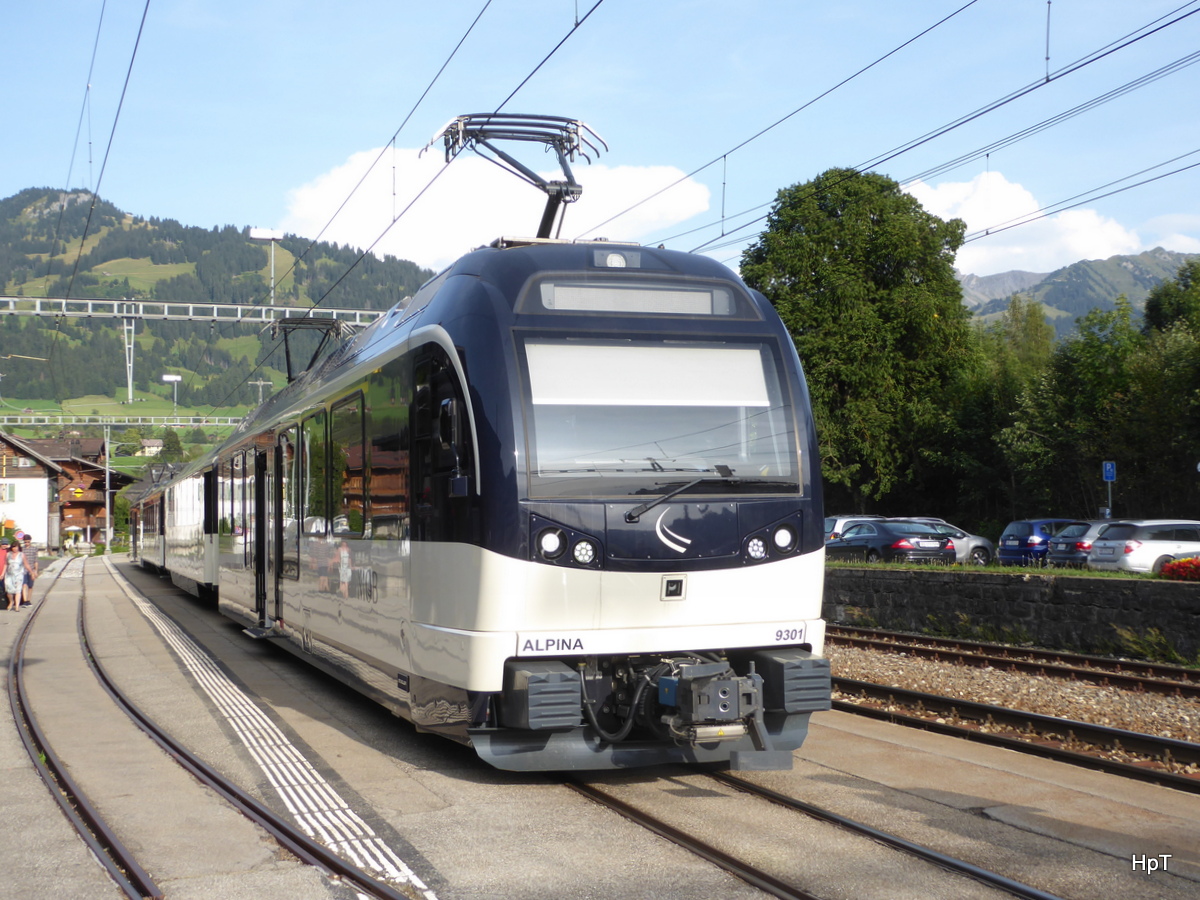 Goldenpass MOB - Schnellzug nach Zweisimmen- Lenk  unterwegs in Saanen am Schluss der Schiebende Triebwagen ABe 4/4 9301 am 26.08.2017