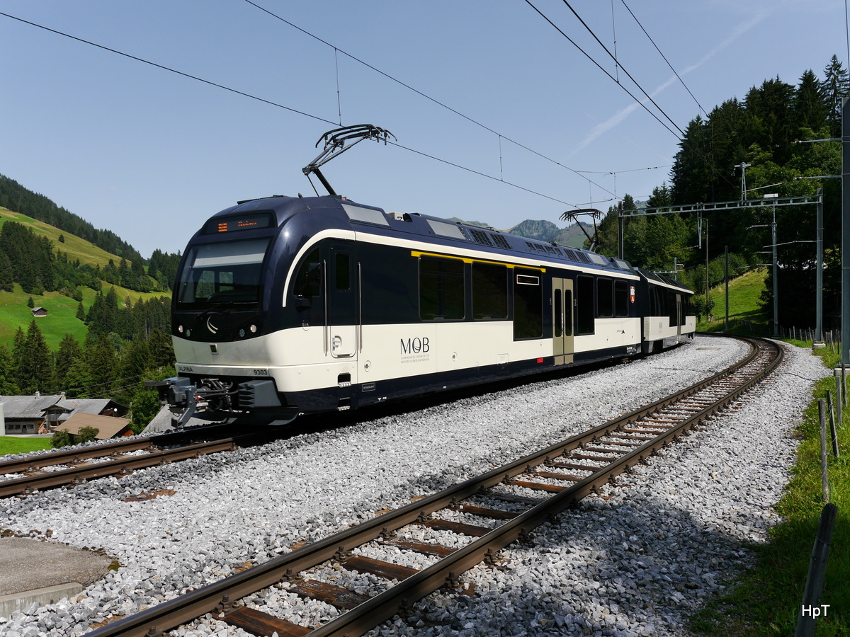 Goldenpass MOB - Schnellzug nach Montreux unterwegs bei der Haltestelle in Oechseite an der Spitze der Triebwagen ABe 4/4 9303 am 26.08.2017