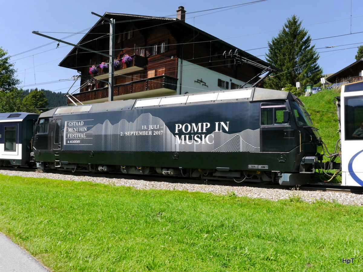 Goldenpass MOB - Schnellzug nach Montreux in der Mitte des Zuges die Lok Ge 4/4 8003 unterwegs bei Schönried am 26.08.2017
