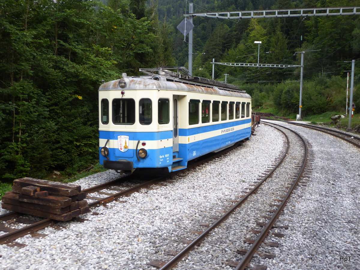 Goldenpass MOB - Triebwagen be 4/4 1001 abgestellt in der Haltestelle La Tine am 26.08.2017 .. Foto wurde aus einem Extrazug heraus Gemacht .. 