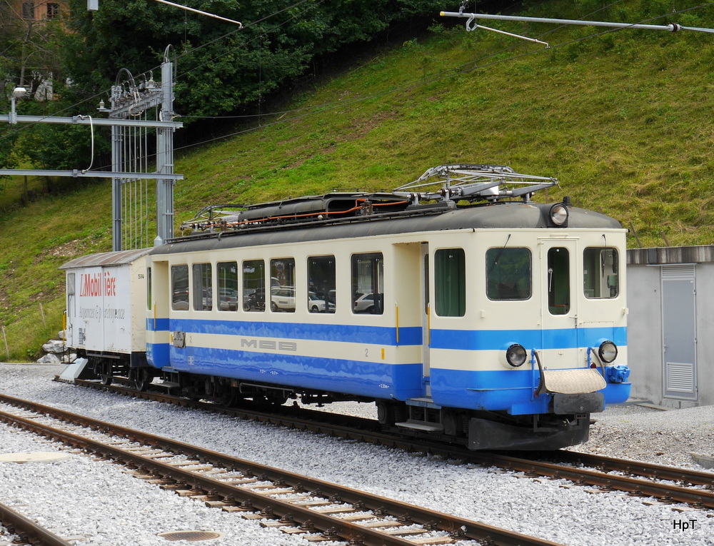 Goldenpass MOB - Triebwagen Be 4/4  1003 mit Güterwagen Gk 514 abgestellt im Bahnhof Gstaad am 27.07.2014