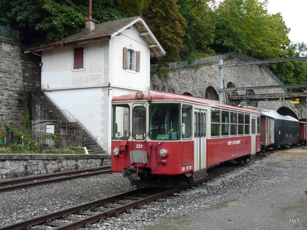 Goldenpass MVR/CEV - Steuerwagen Bt 221 abgestellt im Bahnhofsareal in Vevey am 17.09.2013