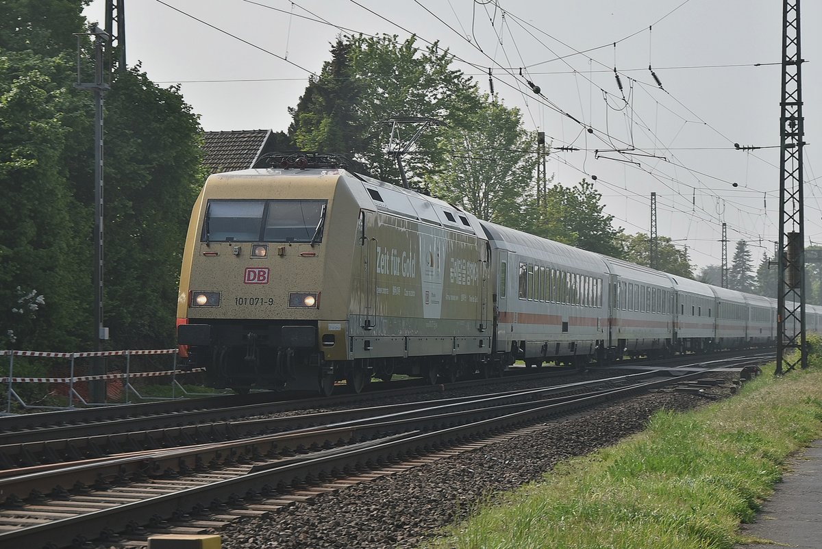 Goldfinger....ne nur die Zeit für Gold Werbelok 101 071-9 mit einem IC in Alfter am südlichen Ende des Roisdorfer Bahnhofs. 1.5.2019