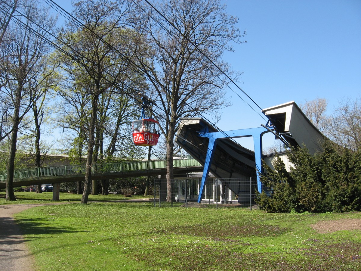Gondel der Kölner Rheinseilbahn verlässt am 6.4.10 die Station  Zoo  Richtung  Rheinpark 