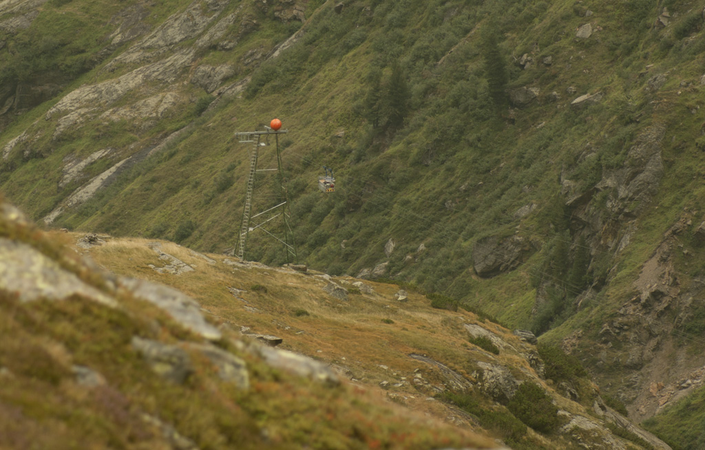 Gondel der Materialseilbahn zur Nürnberger Hütte (Stubai) passiert die zweite der drei Stützen. Im September 2013 kHds
