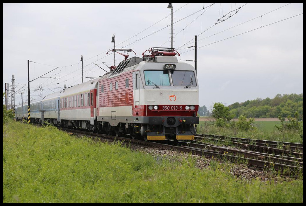 Gorilla ZSR 350013-9 erreicht hier am 16.5.-2019 um 11.31 Uhr mit dem EC 273 auf der Fahrt nach Bratislava den Bahnhof Tvrdosovce.