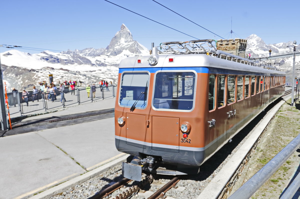 Gornergrat Bahn 3042 bei der Ausfahrt aus der  Station Gornergrat am 27. Juni 2018.