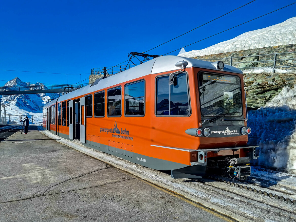 Gornergratbahn Be 4/6 3081 steht in der Bergstation bereit zur Rückfahrt nach Zermatt, 11.02.2023.