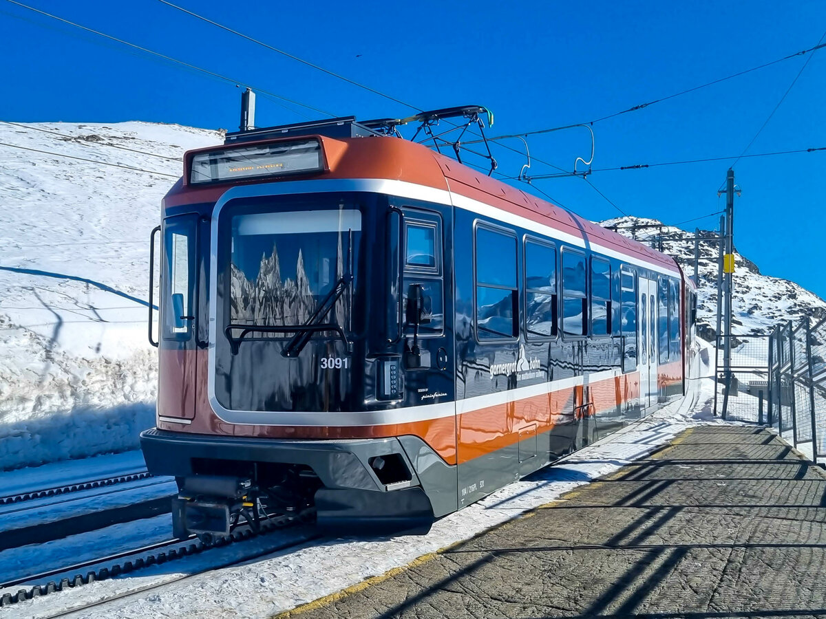 Gornergratbahn  Polaris  3091 zum Gornergrat am Rotenboden, 11.03.2023.