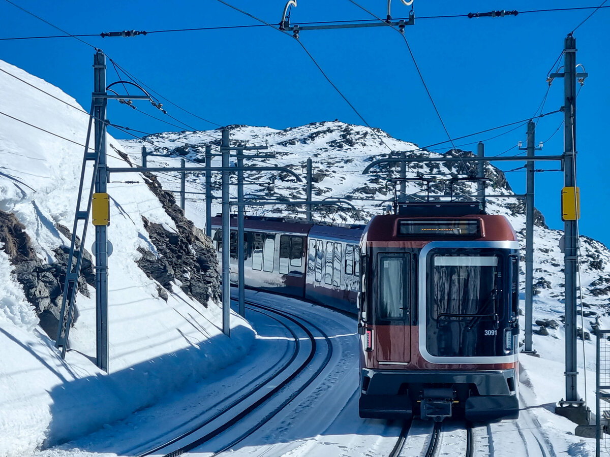 Gornergratbahn  Polaris  3091 zum Gornergrat am Rotenboden, 11.03.2023.