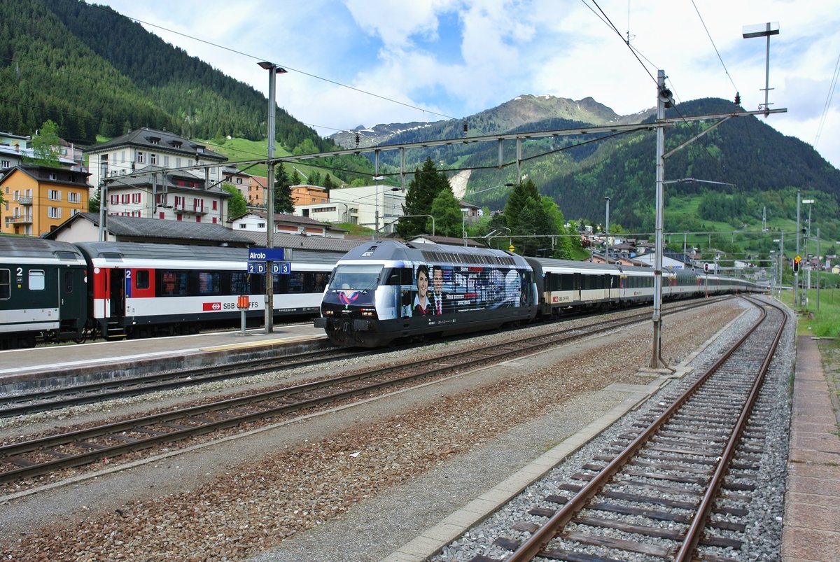 Gottardo 2016; Die Plan-IR ber den Gotthard wurden aufs Maximum verstrkt und jeweils mit einer Re 460 gefhrt; Re 460 028-4 mit dem IR 2332 bei Einfahrt in Airolo, 05.06.2016.