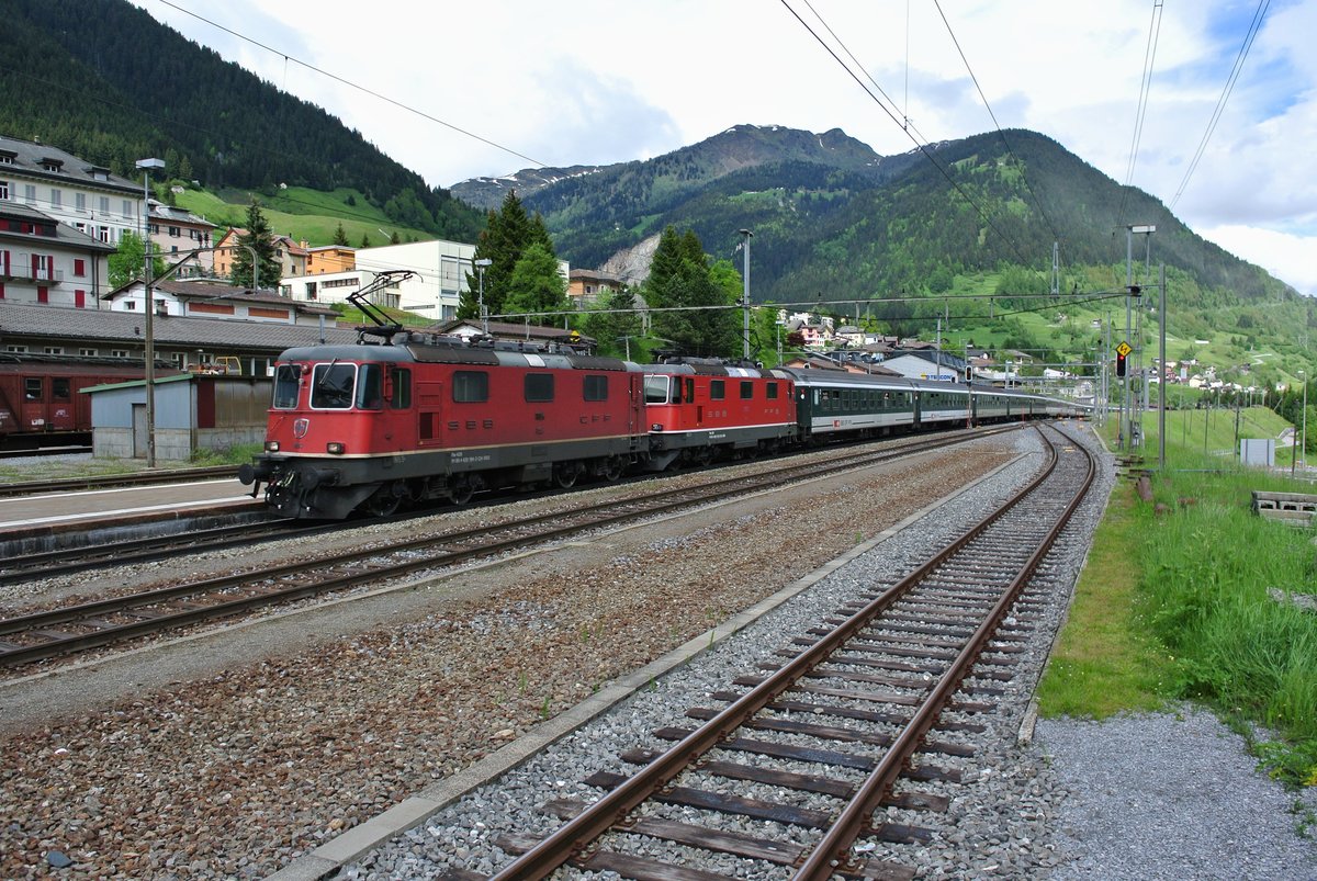 Gottardo 2016; Diverse Extrazge verkehrten fr die 80'000 Besucher, eingesetzt wurden diverse EWIV Pendel, eine Mehrfachtraktion Flirt, mehrere Dotra BoBo's mit 13 Wagen. Im GBT verkehrten v. a. IC 2000 Pendel. Im Bild erreicht der 13 Wagen lange EXT 30370 mit den fhrenden Re 420 194-3 (11194) und 420 172-9 (11172) den Bahnhof Airolo, 06.06.2016.