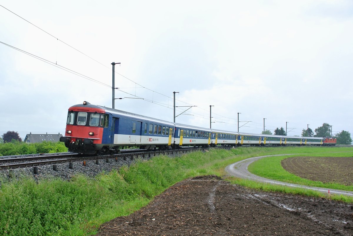 Gottardo 2016 Ersatzverkehr; Da diverse EWIV Pendel am und im Gotthard gebraucht wurden, verkehrten am Wochenende 04./05.06.2016 3 verschiedene EWI/II Pendel auf den IR Zrich-Konstanz.
Basler HVZ-Einschaltpendel (um einen A und einen B verlngert): BDt EWI 50 85 82-33 961-2, B EWI, A EWI, AB EWII, 3 B EWI und Re 420 301-4 (11301) als IR 2113 bei Berg, 04.06.2016.