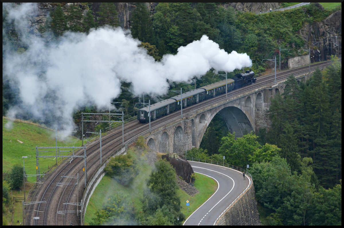GOTTHARD-BAHNTAGE 2025: Der  Elefant  C 5/6 2978 (SBB Historic) stampft am 14.09.2025 mit dem Extrazug über die mittlere Meienreussbrücke in Wassen die Gotthardnordrampe nach Göschenen hinauf.