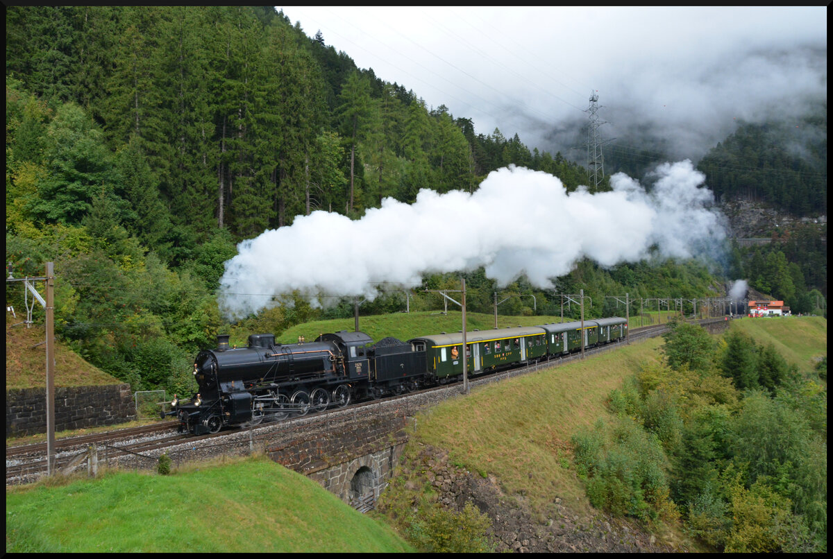 GOTTHARD-BAHNTAGE 2025: Der  Elefant  C 5/6 2978 (SBB Historic) stampft am 14.09.2025 mit Volldampf und dem Extrazug oberhalb von Wassen die Gotthardnordrampe nach Göschenen hinauf.