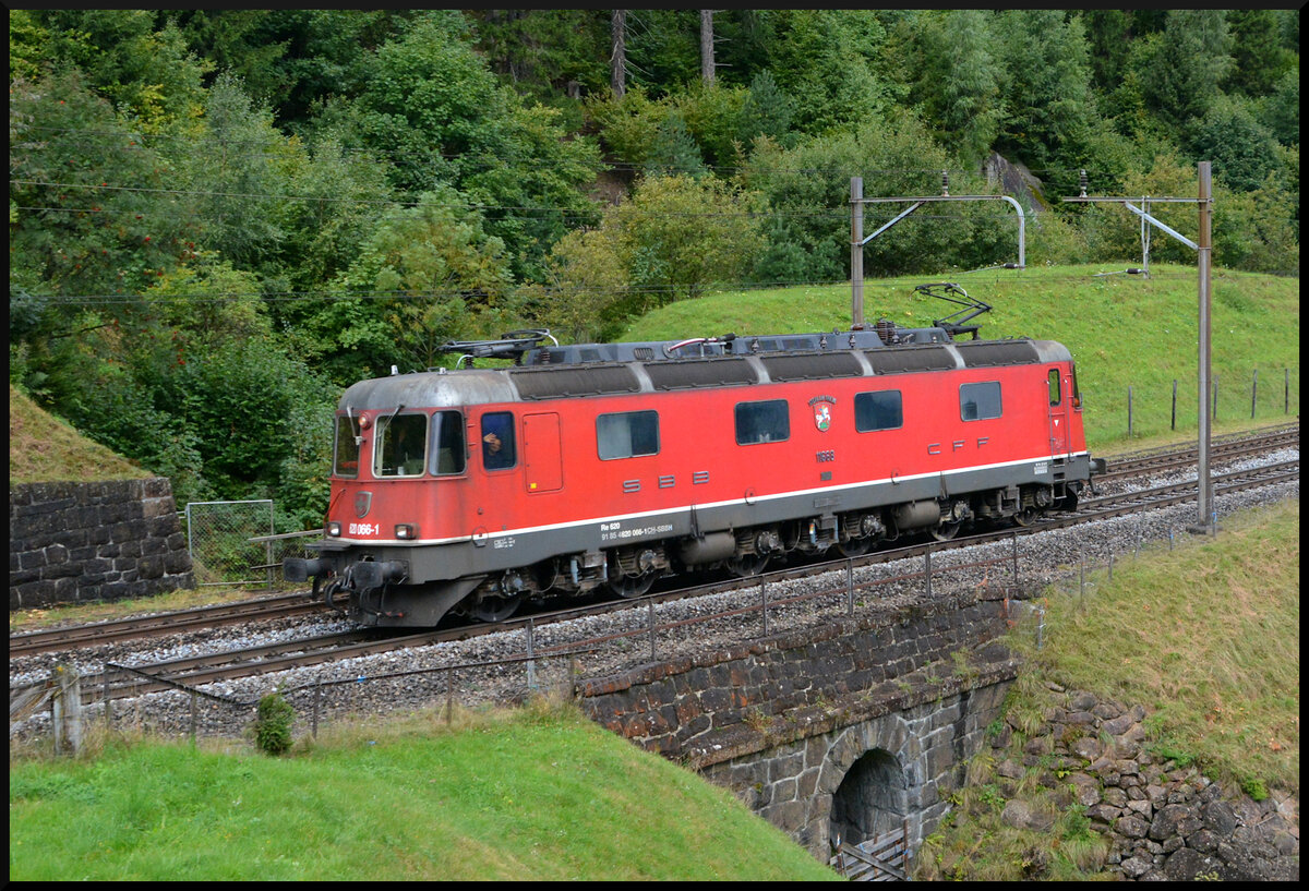 GOTTHARD-BAHNTAGE 2025: Für die Talfahrt des Dampfzuges benötigte man eine Bremslokomotive, welche in Form der Re 6/6 11666 (Re 620 066-1) dem Extrazug bei der Bergfahrt solo folgte. Die sechsachsige Lokomotive ist mit ETCS ausgestattet und ein Neuzugang bei SBB Historic in Erstfeld. Hier befindet sich die Maschine am 14.09.2025 oberhalb von Wassen.