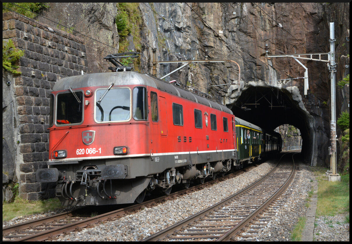 GOTTHARD-BAHNTAGE 2025: Re 620 066-1 fungierte bei der Talfahrt des Dampfzuges an beiden Tagen als Bremslok. Die sechsachsige Lokomotive ist mit ETCS ausgestattet und ein Neuzugang bei SBB Historic in Erstfeld. Der Nachschuss zeigt den Extrazug am 13.09.2025 im 78 Meter langen Maienkreuztunnel.