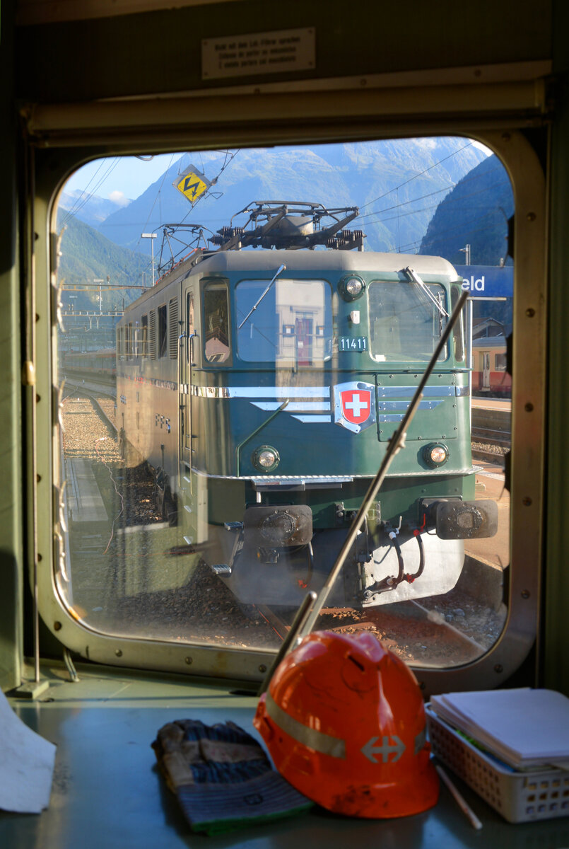 Gotthard-Bahntage: Ae 6/6 11411  Zug  bei der Fahrzeugausstellung im Bahnhof Erstfeld. Aus dem Führerstand des BDe 4/4 1646 heraus fotografiert am Abend des 18.09.2021.