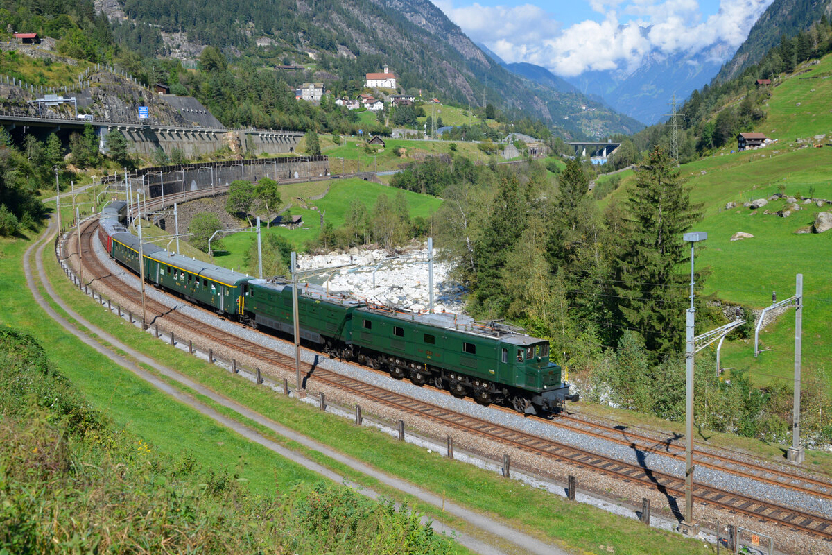 Gotthard-Bahntage: Ae 8/14 11801 mit einem Extrazug bei der Bergfahrt nach Göschenen unterhalb der Kirche von Wassen. 18.09.2021