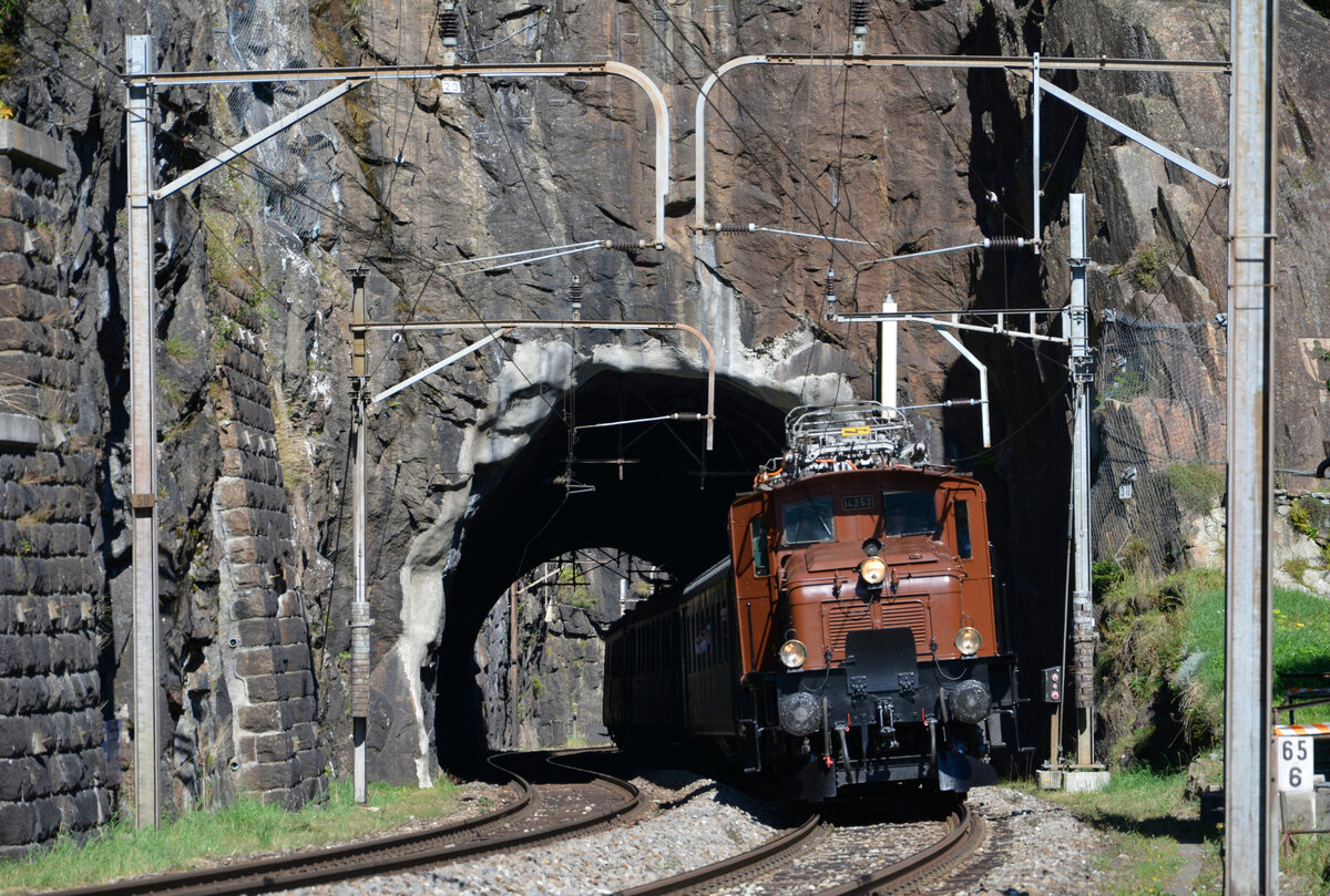 Gotthard-Bahntage: Das  Krokodil  Ce 6/8 14253 mit einem Extrazug bei der Bergfahrt nach Göschenen hat soeben den 78 m langen Maienkreuztunnel oberhalb von Wassen passiert. 18.09.2021
