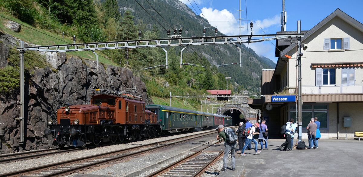 Gotthard-Bahntage: Das  Krokodil  Ce 6/8 14253 fährt pünktlich mit einem gut besetzten Extrazug in den Bahnhof Wassen ein. Der beim hinteren Drehgestell des ersten Waggons aufsteigende Rauch ist durch eine heiß gelaufene Achsen entstanden, bei deren Rädern eine akustisch deutlich wahrnehmbare Flachstelle entstanden war. Nach Auskunft des Zugpersonals hatte man nach dem Wendehalt in Göschenen vergessen eine Handbremse zu lösen. 18.09.2021