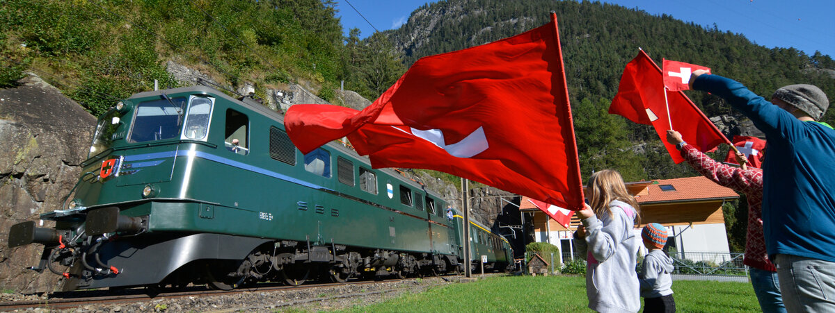 Gotthard-Bahntage: Der erste Extrazug wird von den Einwohnern Wassens freudig gegrüßt. 18.09.2021