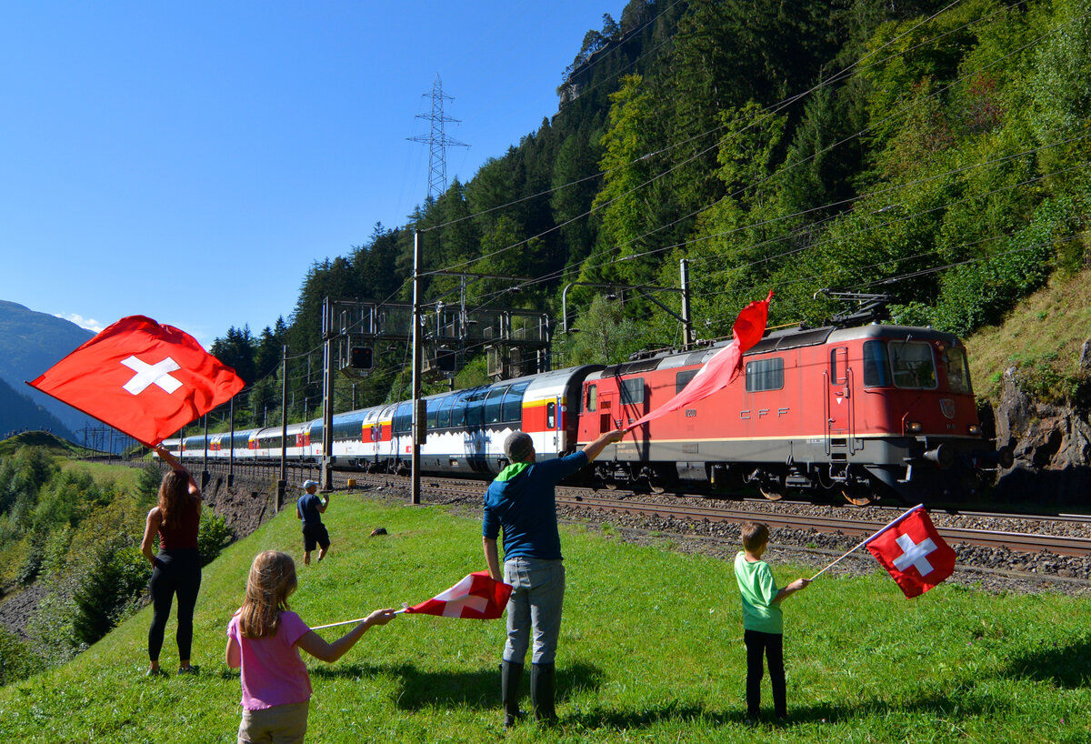 Gotthard-Bahntage: Die Talfahrt des Gotthard Panorama Express mit Re 4/4 11200 wird von den Einwohnern Wassens freudig gegrüßt. 18.09.2021