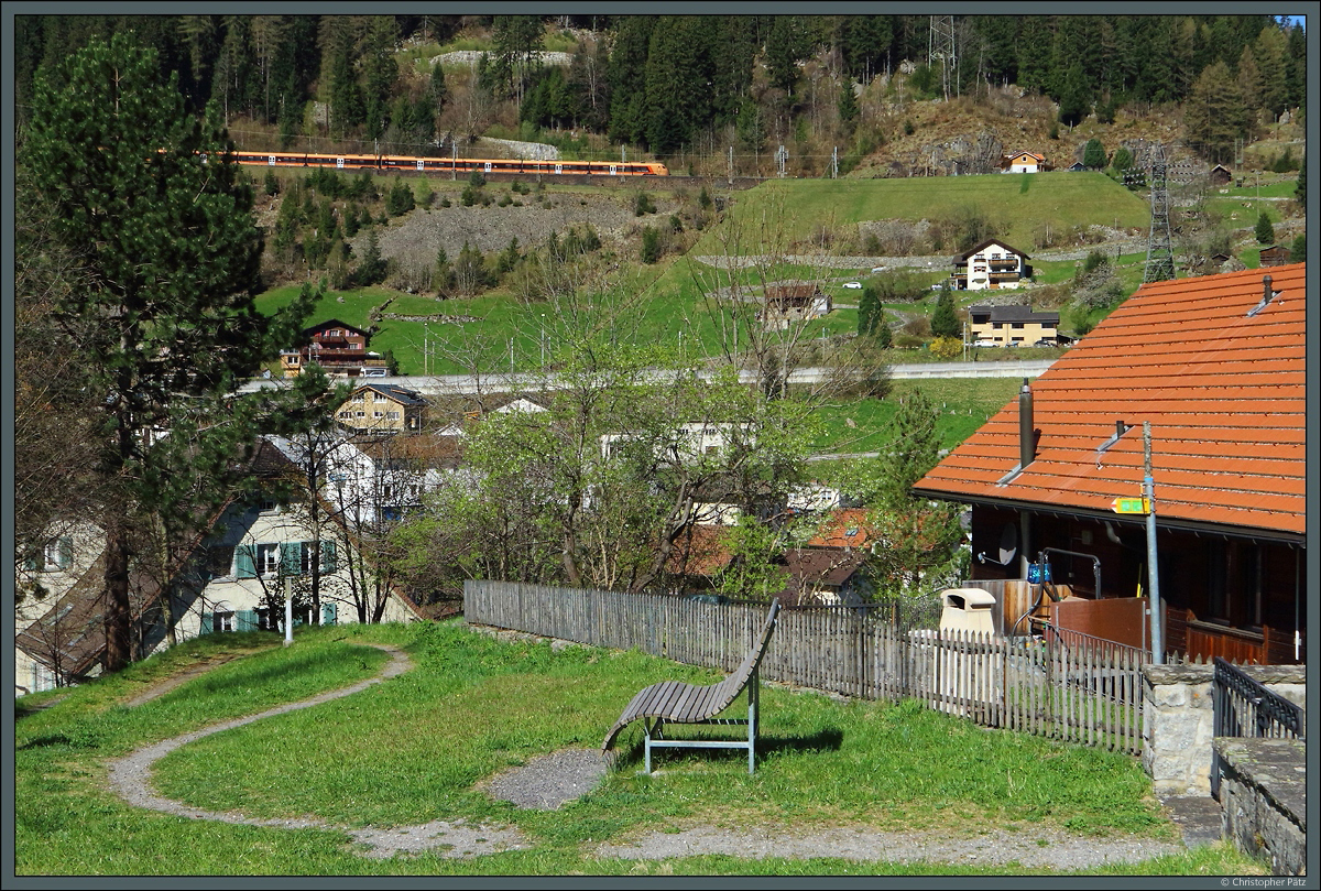 Gotthardbahn bei Wassen (I): Mittels zweier Kehrtunnel überwindet die Gotthardbahn hier einen Höhenunterschied von ca. 200 m. Von der Kirche Wassen lässt sich die Zugfahrt gut beobachten. Am 20.04.2022 rollt ein RABe 526 Traverso der SOB talwärts und wird in Kürze das Bahnwärterhaus Hirmi passieren. Unterhalb des Zuges ist der nächsttiefere Streckenteil zu sehen.