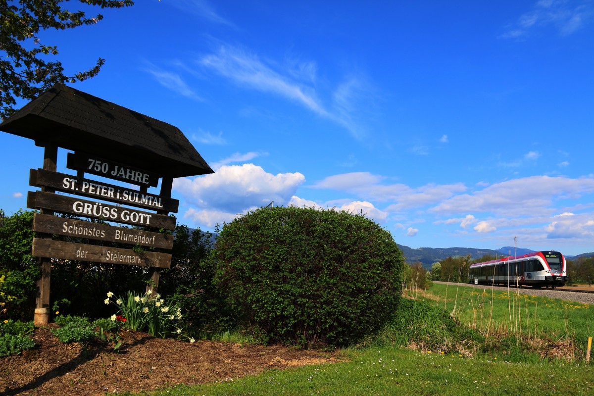 GRܠGOTT in Sankt Peter im Sulmtal heiߴ es f?8531 am Morgen des 26.April 2015.
Bei strahlendem Sonnenschein rollt der GTW 2/8 (5063.07) in die Haltestelle des Blumendorfs ein.