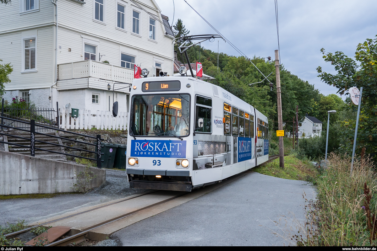 Gråkallbanen Wagen 93 erreicht am Abend des 30. August 2019 die Haltestelle Nyveibakken auf dem Weg nach Lian.