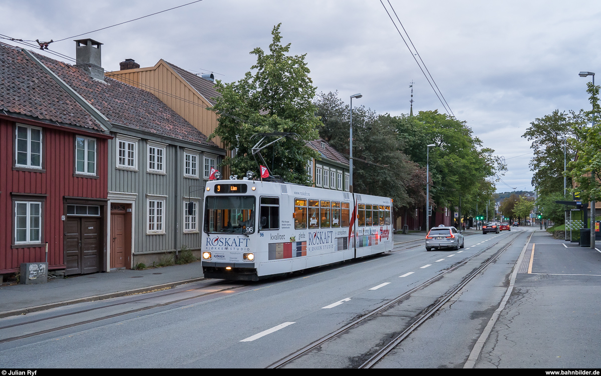 Gråkallbanen Wagen 96 am Abend des 30. August 2019 in der Kongens gate unterwegs nach Lian.