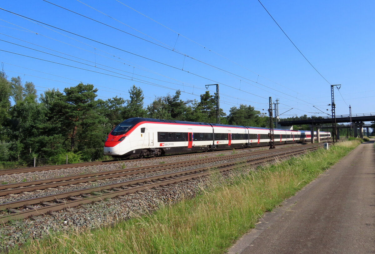 Graben Neudorf - 12. Juni 2025 : RABe 501 002 am ECE 151 von Frankfurt/Main nach Milano Centrale.
Link zum Video : https://www.youtube.com/watch?v=yMajtlN3dwo