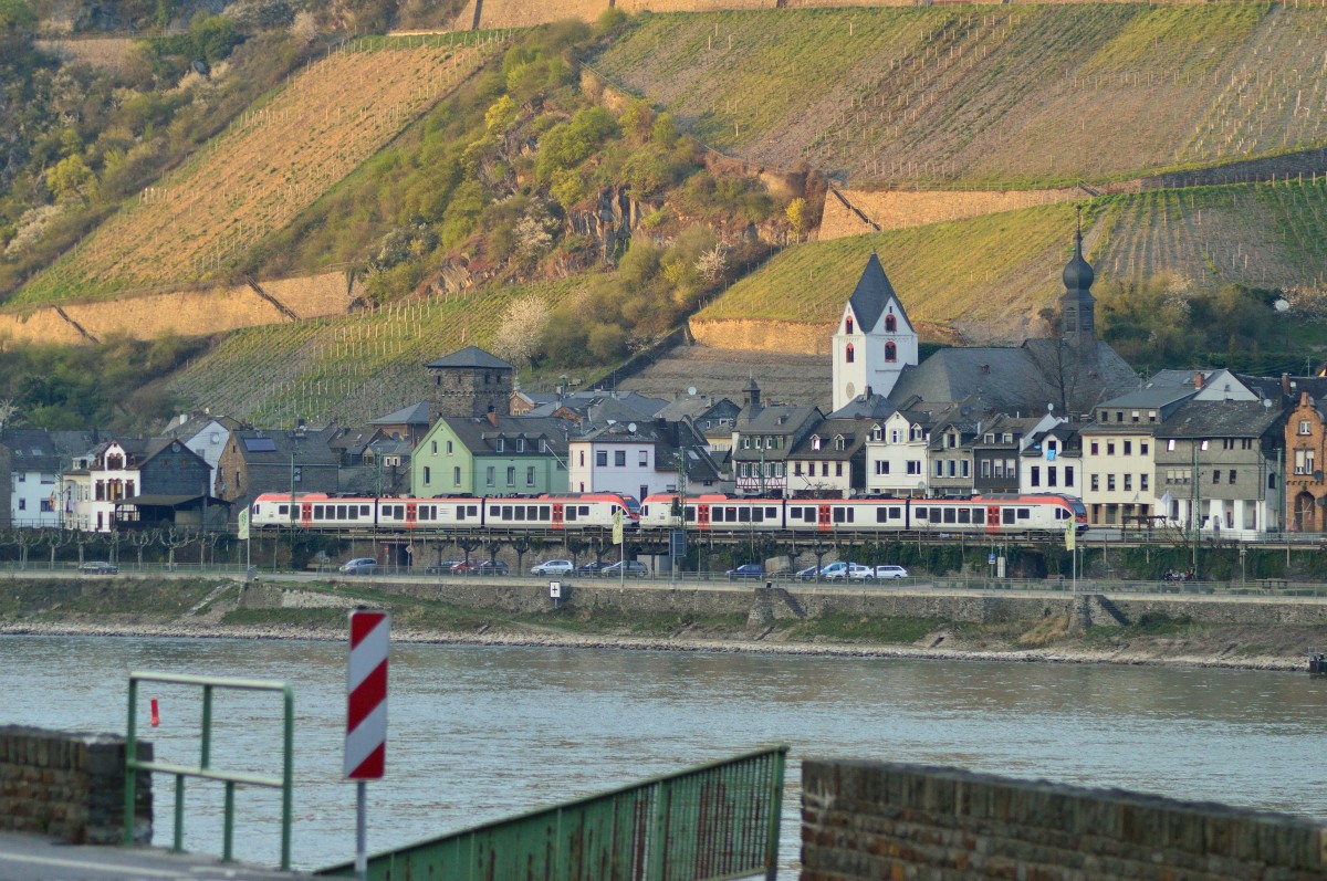 Grade verlassen zwei mir unbekannte Vias Triebwagen den Bahnhof von Kaub in Richtung Koblenz. 28.3.2014