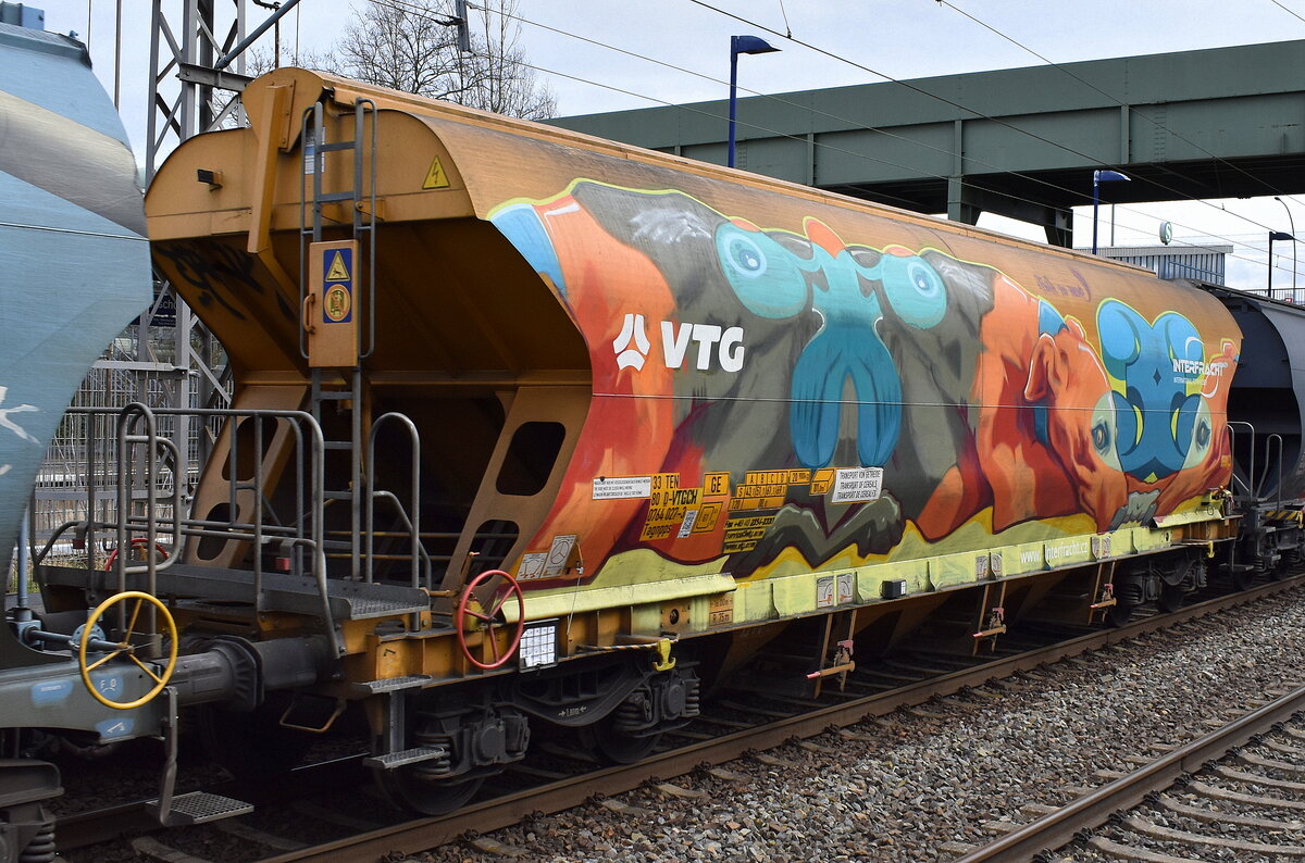 Graffiti kann immer wieder auch mal ansprechend sein, das haben ja selbst die verschiedenen Modellbahnhersteller inzwischen verstanden und bringen dementsprechende Produkte auf den Markt. Das sehen wohl diejenigen die für diesen Drehgestell-Schüttgutwagen mit Schwenkdach und dosierbarer Schwerkraftentladung für Getreidetransporte zuständig sind auch so und haben nur alle wichtigen Aufdruckfelder von Farbe befreit bei diesem Wagen vom Einsteller VTG Schweiz GmbH mit der Nr. 33 TEN 80 D-VTGCH 0764 027-3 Tagnpps (GE) Logo: INTERFRACHT CZ in einem Ganzzug am 13.03.23 Durchfahrt Bahnhof Berlin-Hohenschönhausen.