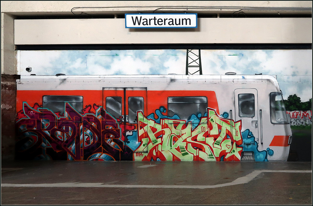 Graffiti-Kunst -

Stuttgart-Hbf, Kopfbahnsteighalle. Ein S-Bahnzug der Baureihe 420 in ursprünglicher Farbgebung, ergänzt durch Graffiti.

14.09.2020 (M)
