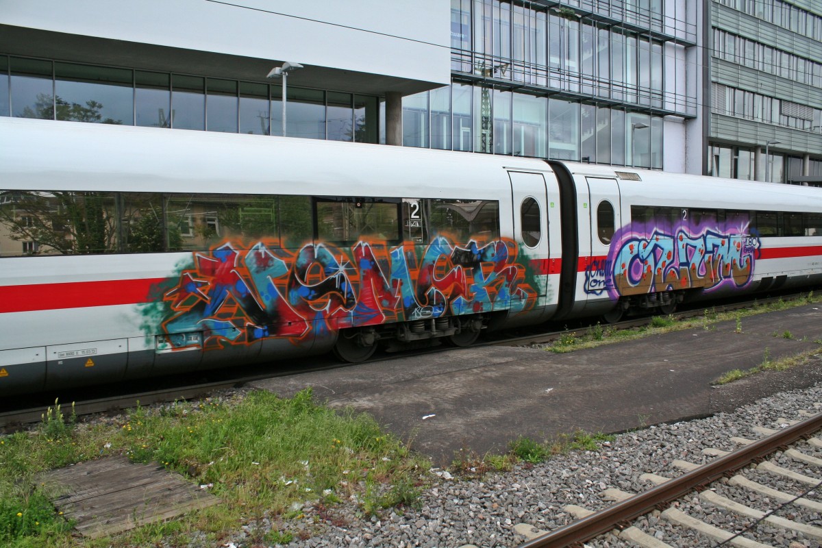 Graffitti der Mittelwagen 802 707-0 und 802 424-2 des Tz76. Aufgenommen wurde das Bild am 03.05.14 in Freiburg (Breisgau) Hbf.