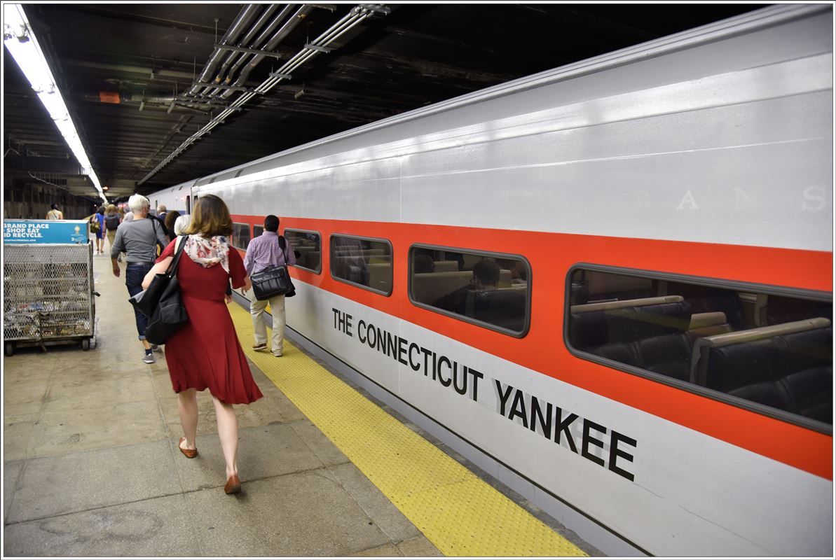 Grand Central Terminal New York. Züge der Metro North verkeheren elektrisch mittels dritter Schiene. Züge die den elektrischen Bereich weiter im Norden verlassen verkehren mit Dual-Loks und Wagen, die teilweise Namen tragen. (04.10.2017)