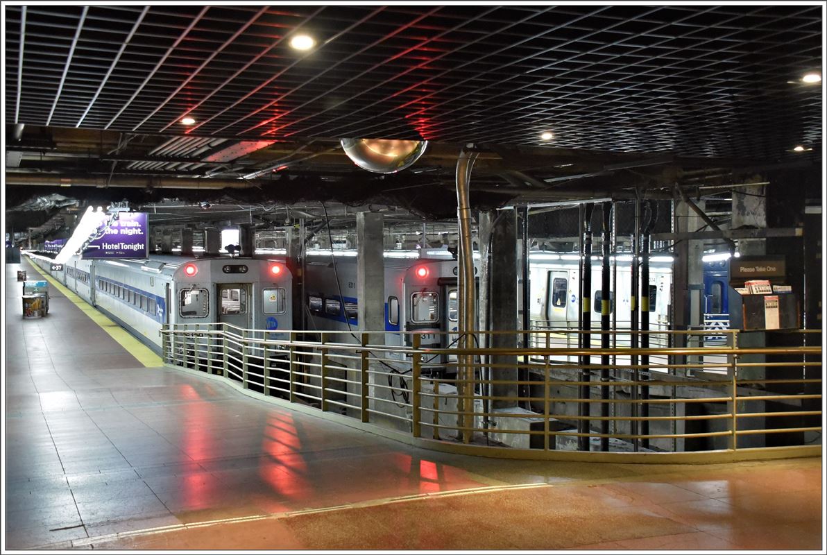 Grand Central Terminal New York. Im Vergleich zur hellen und grosszügig in Marmor gebauten Bahnhofshalle sind die Perronanlagen geradezu eng, unübersichtlich und stickig. Züge der Metro North Gesellschaft halten auf zwei Ebenen, wobei vor allem das untere Stockwerk äusserst düster wirkt. (04.10.2017)