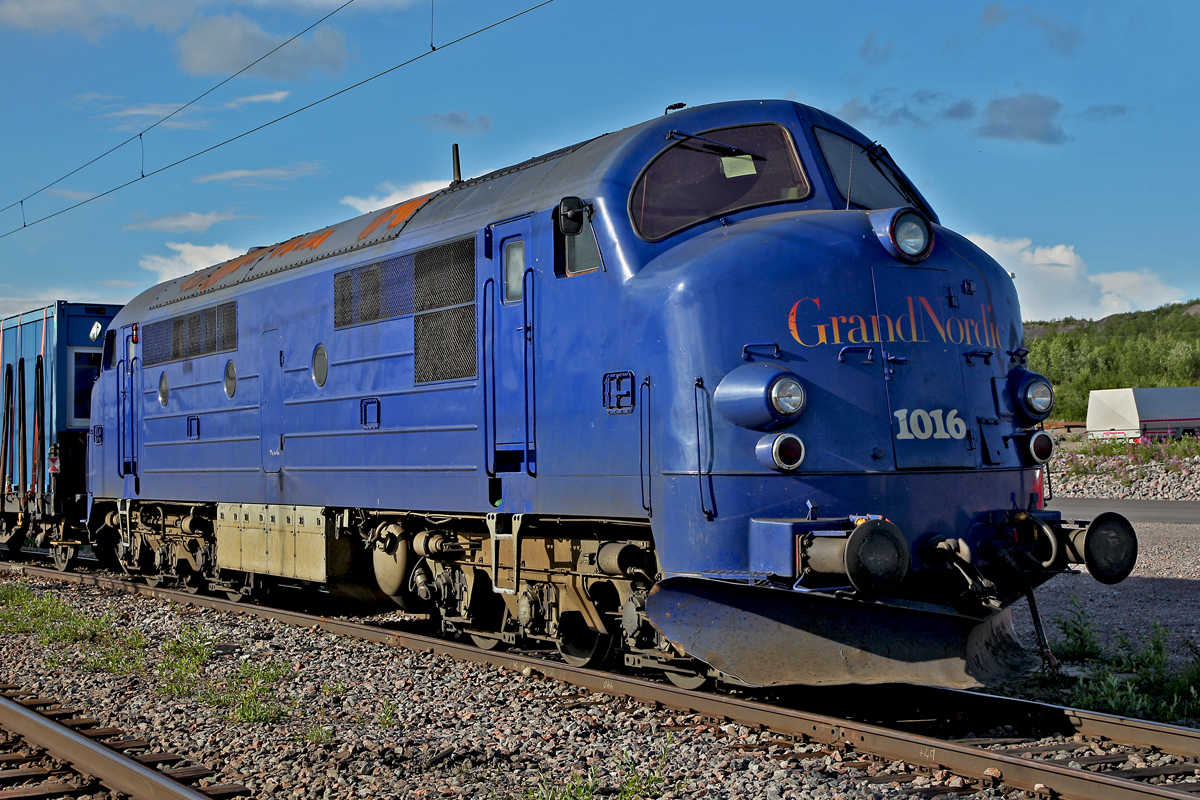 Grand Nordic TMX 1016 steht am 21.7.2014 im Bf Kiruna.