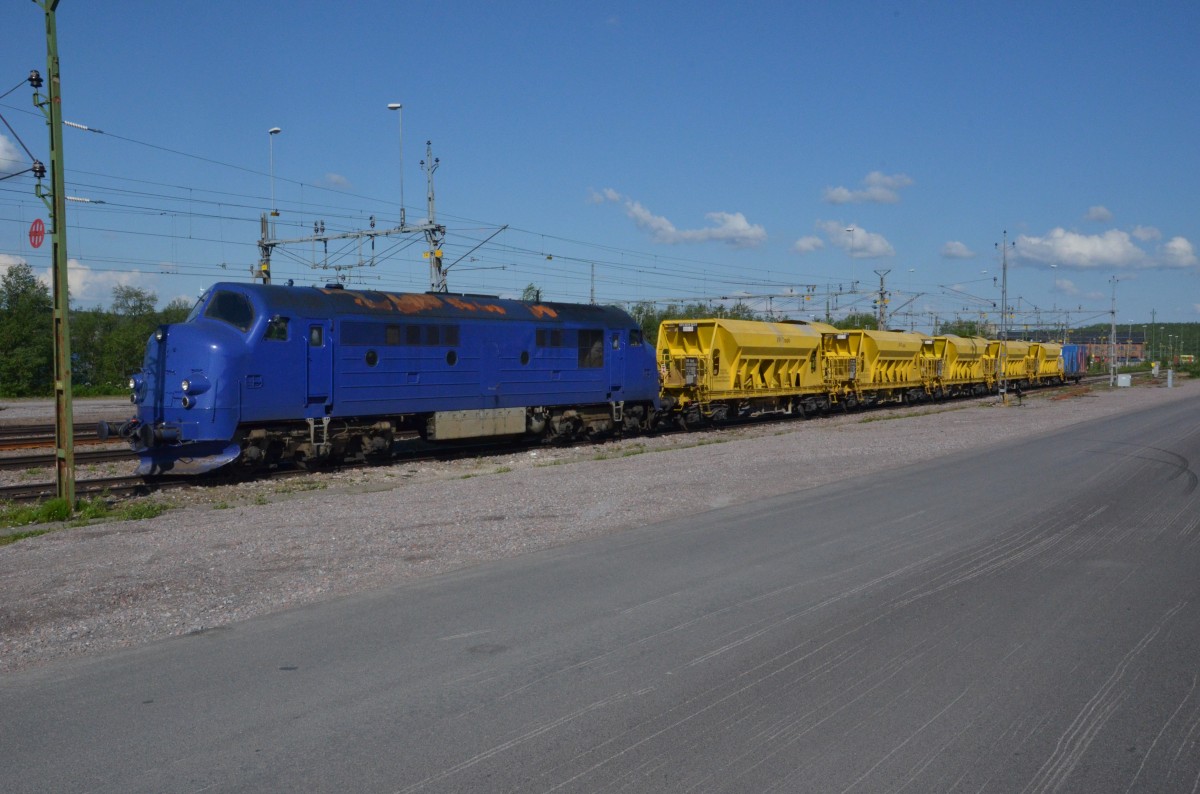 GRANDE  NORDIC  1016, eine Diesel-Lok, steht am neuen Bahnhof von Kiruna mit Schotter beladenen Waggongs. Beobachtet am 07.07.2014.




