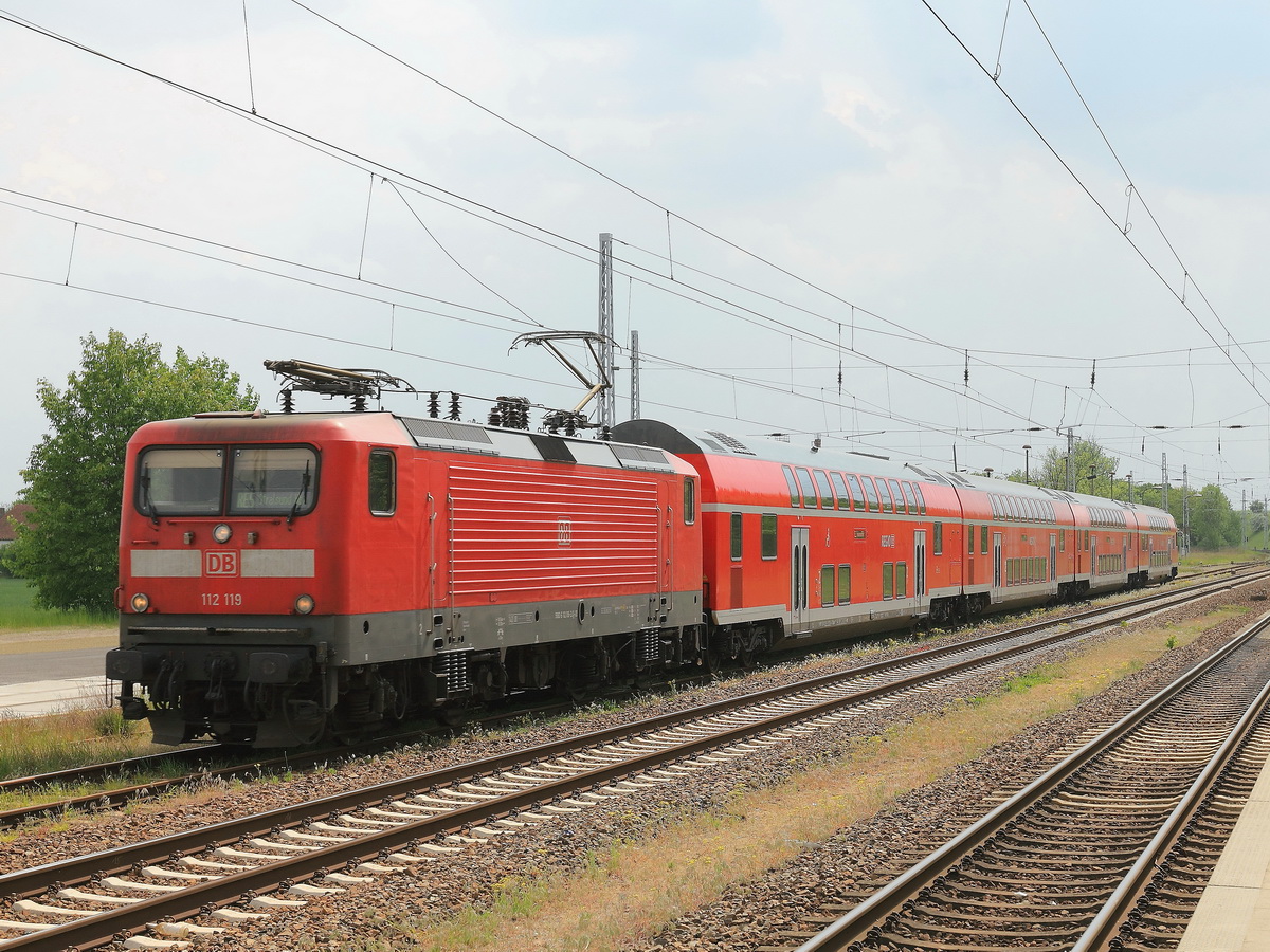 Gransee am 18. Mai 2016, Einfahrt 112 119 mit dem RE 5 in Richtung Stralsund.