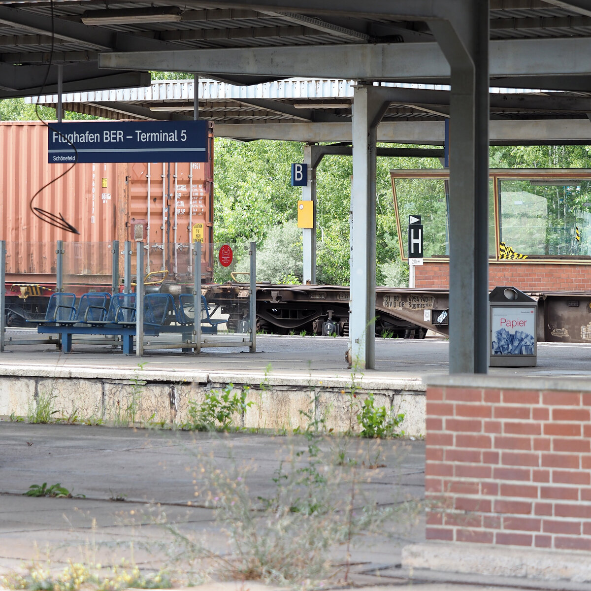 Gras über die Sache gewachsen und fast schon ein Lostplace bei 3 einzelnen Zügen je Woche + S-Bahn … Aber immer noch mit etwas DDR-Charme
Der Bahnhof Schönefeld aka Flughafen BER – Terminal 5.

Berlin, der 06.08.2021

