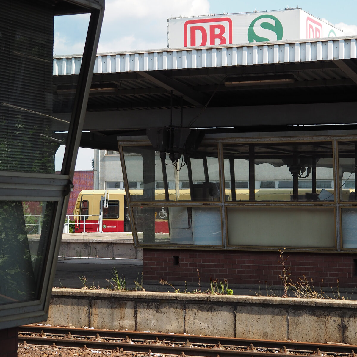 Gras über die Sache gewachsen und fast schon ein Lostplace bei 3 einzelnen Zügen je Woche + S-Bahn … Aber immer noch mit etwas DDR-Charme.
Der Bahnhof Schönefeld aka Flughafen BER – Terminal 5. 

Berlin, der 06.08.2021 