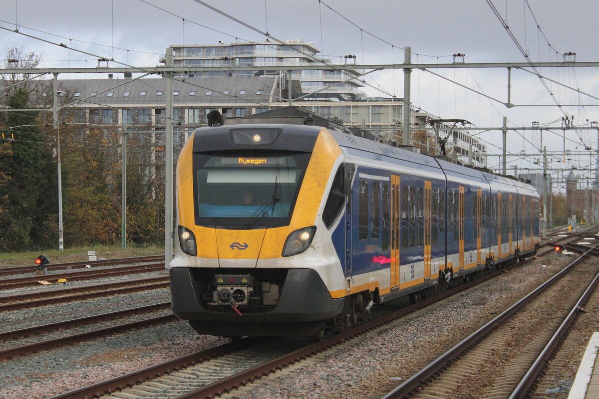 Grau ist 19 November 2023 wann NS 2783 in Nijmege4n eintreft. Das Bild wurde vom Bahnsteig gemacht.