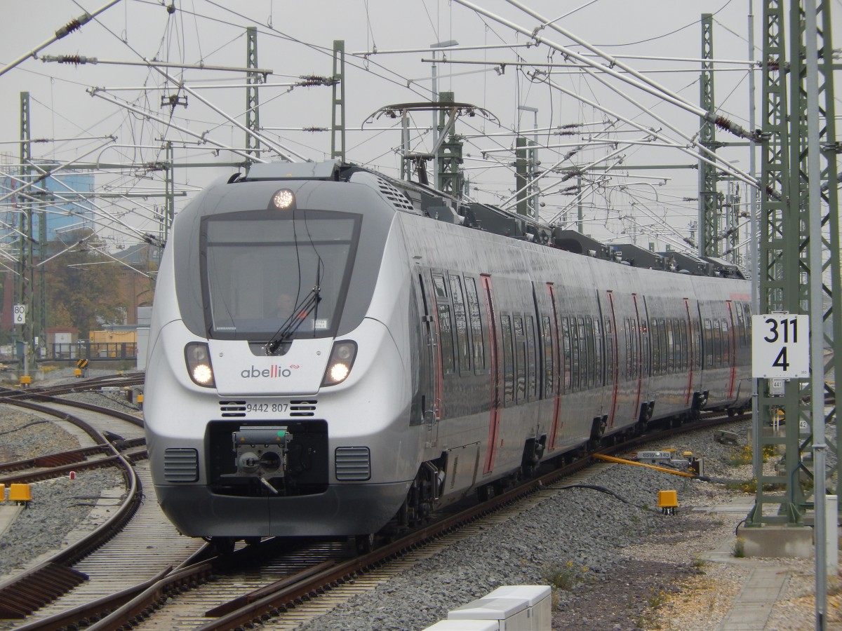 Grau in Grau in Grau passt zu der Stimmung im Vorfeld des Leipziger Hauptbahnhofes: Himmel, Schotter und der Zug sind farblich abgestimmt. Hier ist ein TALENT-2-Triebzug zunächst auf Rangier- und dann auf Schulungsfahrt von Leipzig Hbf in Richtung Weißenfels.
19.10.2015